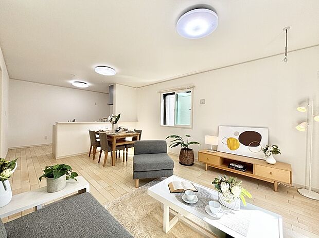 ご家族の賑やかな話し声で包まれる明るいリビング  