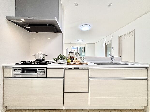 リビングを見渡せる人気のカウンターキッチン。 家族を見守りながら家事をすることができます。