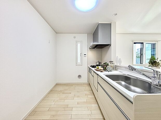 爽やかな風が通り抜けるキッチン。窓があるので明るく換気にも役立ちます。