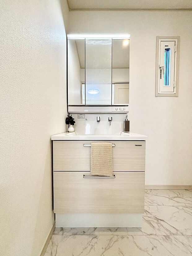 大きく見やすい三面鏡で清潔感ある洗面台は、身だしなみチェックや肌のお手入れにおすすめです。 