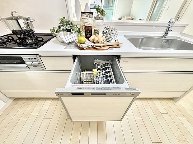 面倒なお片づけは食洗機にお任せ！家事の負担が減って、時間にも気持ちにもゆとりができます。