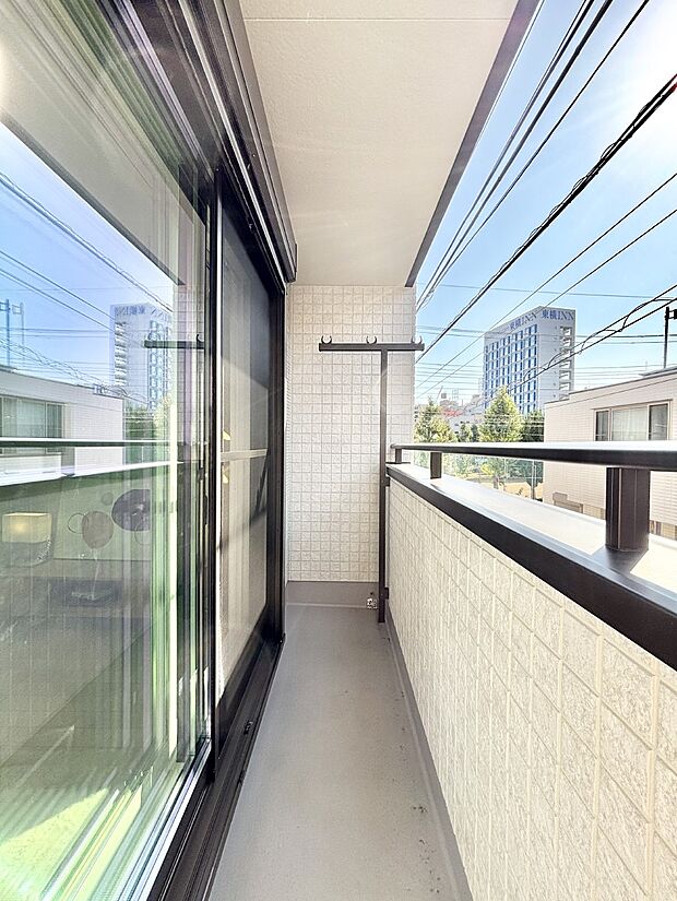 暖かな陽光が降り注ぐバルコニーはお洗濯におすすめ。爽やかな風も心地よいです。 