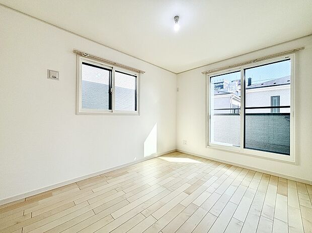 明るいバルコニーサイドに洋室を設置。目覚めの良い寝室に。 