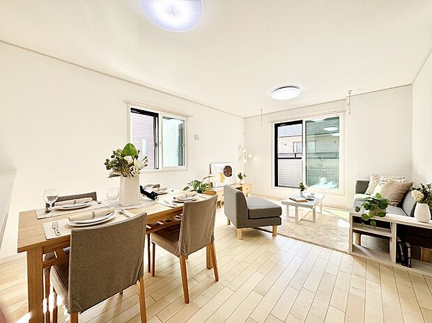 日当たりの良いリビング。お気に入りのグリーンを飾れば更に心地よさがアップ！