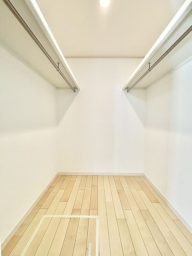 ウォークインクローゼット付きで生活空間を広く利用できます。