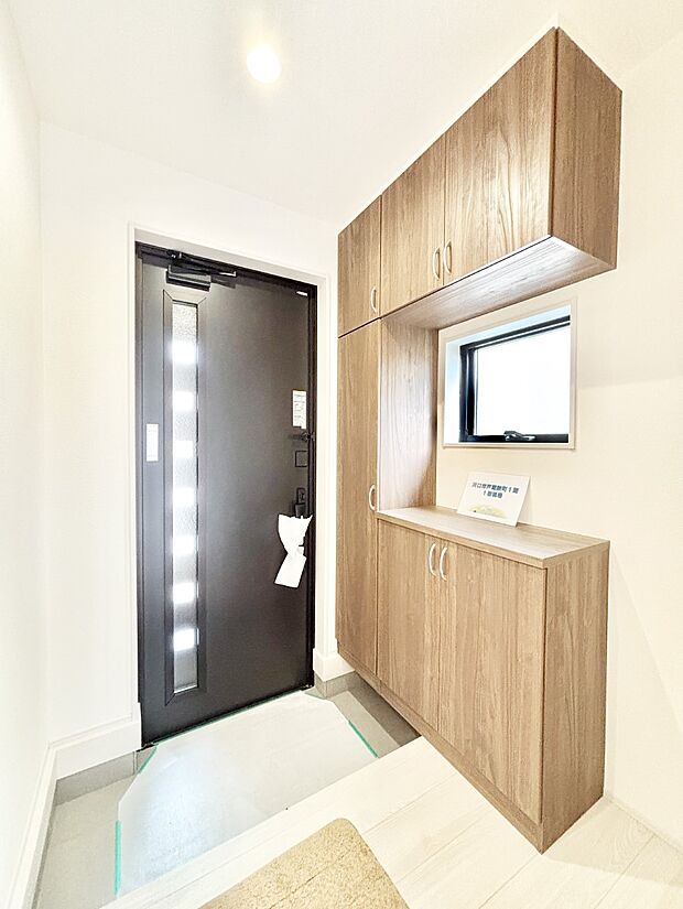 ガラススリットの入った玄関ドアが室内に光を届けてくれます