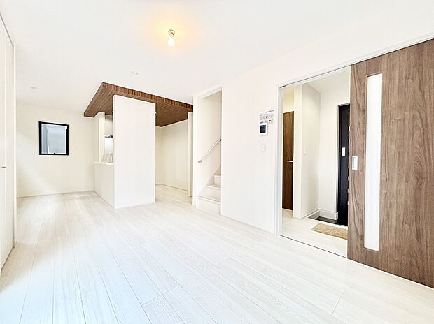 ご家族の賑やかな話し声で包まれる明るいリビング