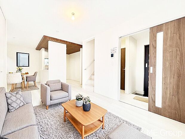 落ち着いた雰囲気のLDKは家族みんなの快適空間※家具はCGです