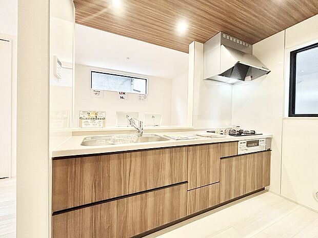 料理をしながらご家族との会話を楽しめる対面カウンターキッチン