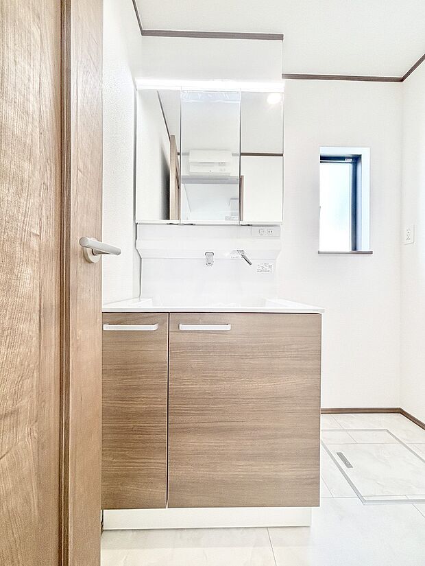 収納力と機能性に優れた洗面化粧台