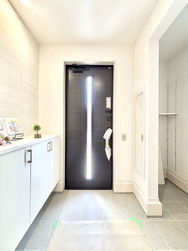 明るい玄関はお客様をお出迎えするのにぴったりです!