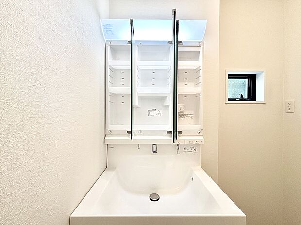 三面鏡の裏に、化粧品や衛生用品などを収納可能。洗面台をすっきりと保ちます!