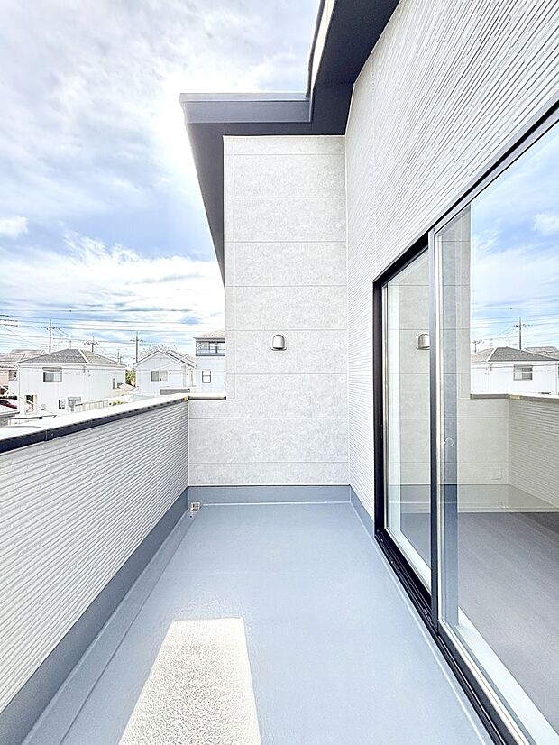 南向きのバルコニー!ご家族の洗濯物はもちろん、お布団もたっぷり干せます!