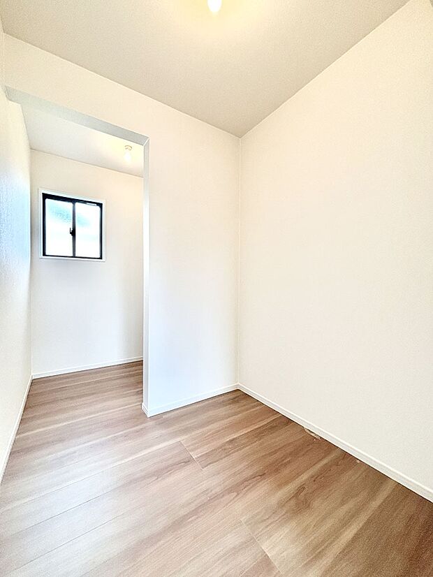 ウォークインクローゼット付きで生活空間を広く利用できます。