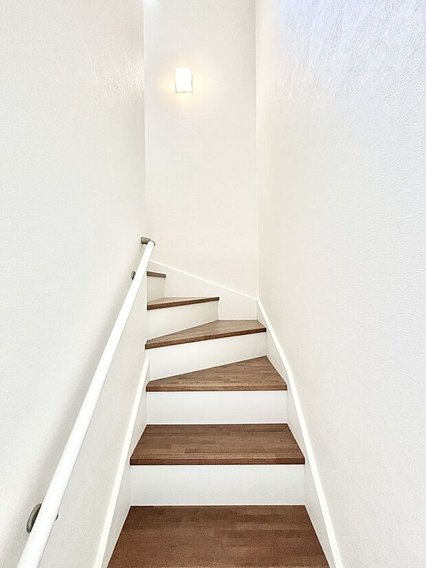 階段は手すり付きなので小さなお子さまやご高齢の方も安心です