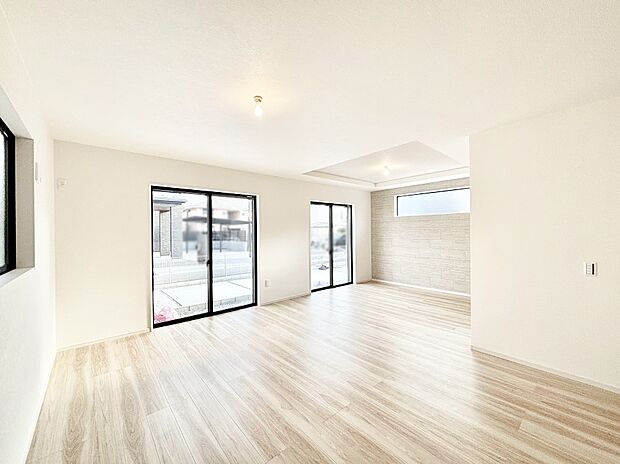 大きな窓からたっぷりの陽光と風を感じられるリビング