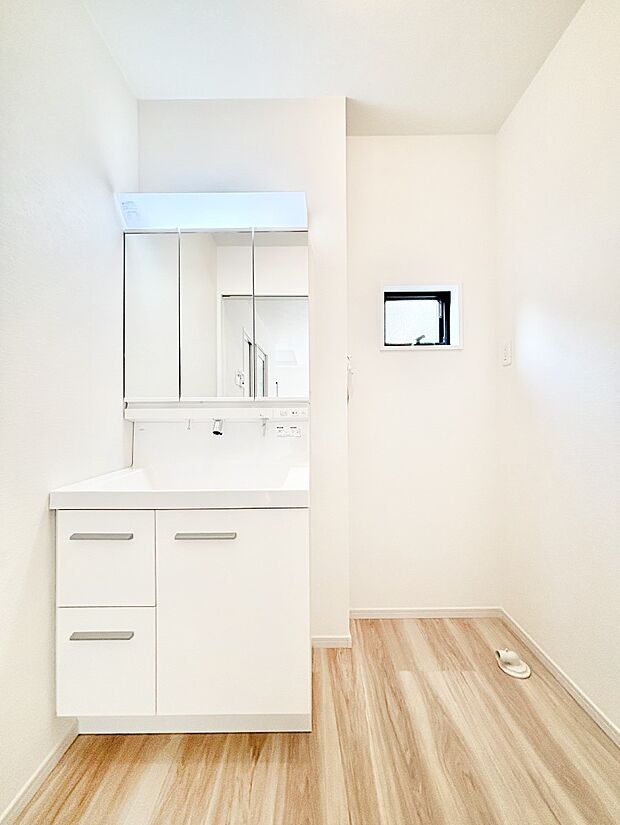 スタイリングに便利な三面鏡、ミラーキャビネットで細かい物スッキリ