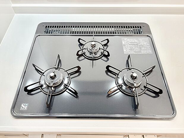 ガスコンロはSiセンサー搭載。火力調節や焦げ付き・消し忘れも防いでくれます。