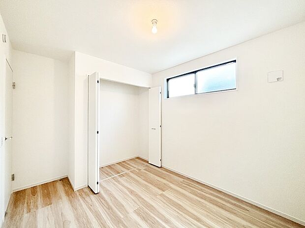 やさしい光がさしこむ居室はしっかり収納付き