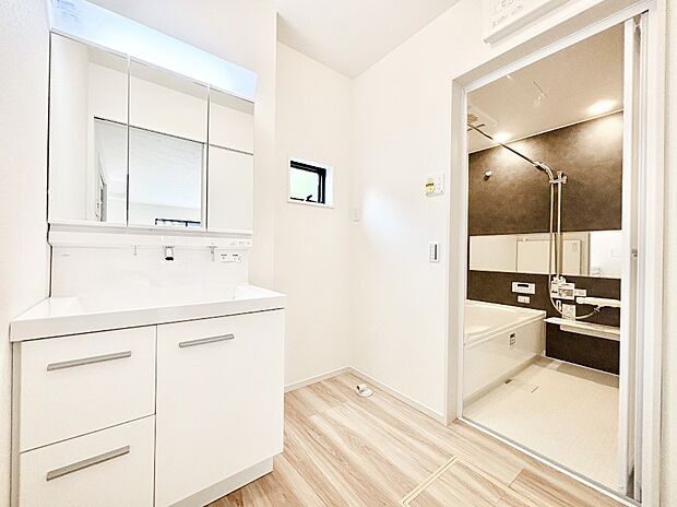 清潔感溢れるホワイトカラーを基調としたランドリースペース