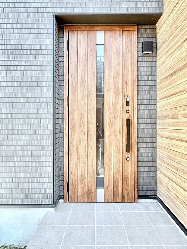 住まいの顔を演出する、玄関ドア。 