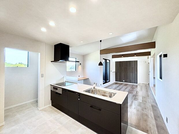 カウンター越しに楽しいおしゃべり。いつものお料理がもっと美味しくなりそうですね。