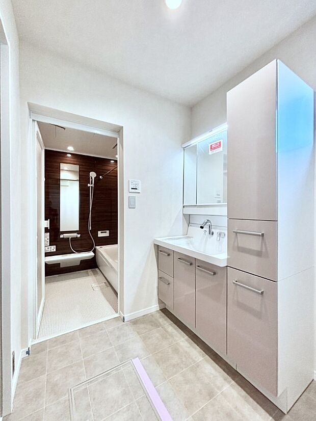 大きく見やすい三面鏡で清潔感ある洗面台は、身だしなみチェックや肌のお手入れにおすすめです。 