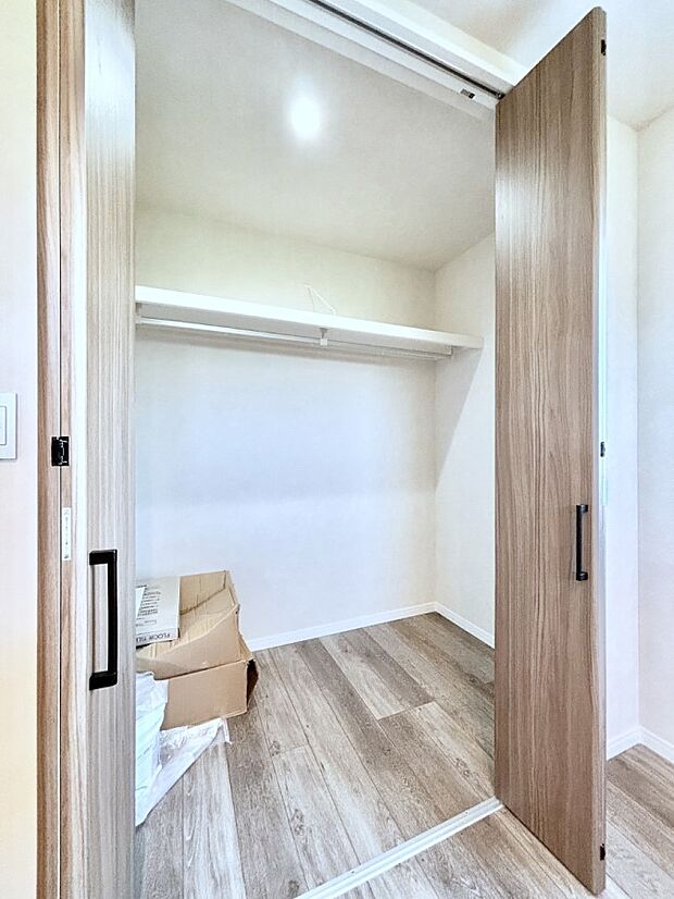 洋室のクローゼット。奥行きがあるので厚手の衣類もすっきり収まります。