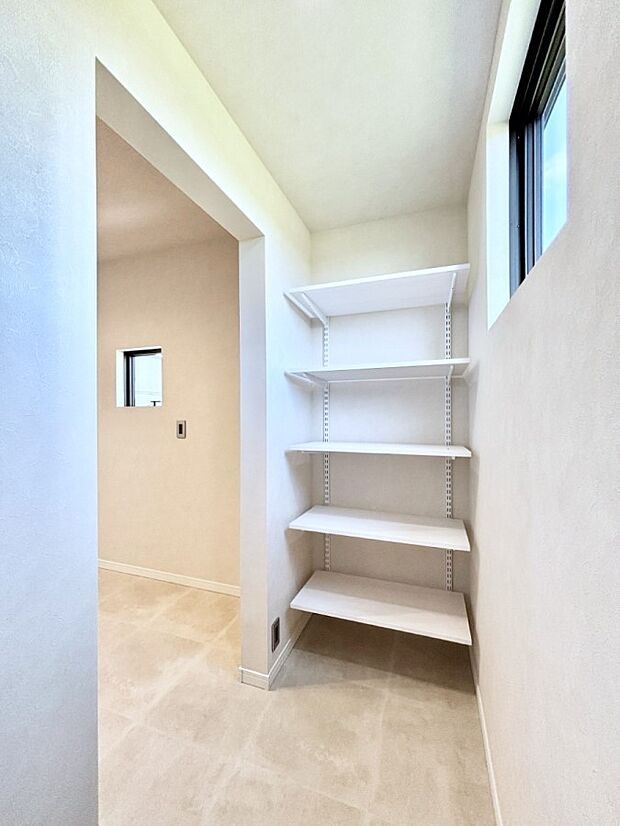 キッチンにはパントリー！食材のストックはもちろん、日用品の収納など使い方はいろいろ！