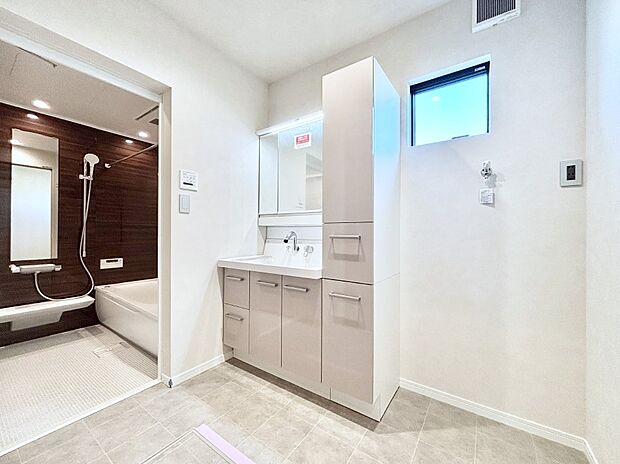 清潔感のある快適空間です。毎日の身支度も気持ち良くお使い頂けます。 