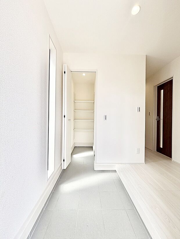 窮屈さを感じさせない広々玄関!