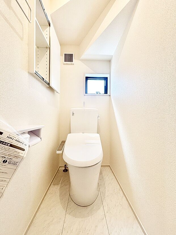 清潔感あるシャワートイレ。小窓から光が注ぎ込みます!