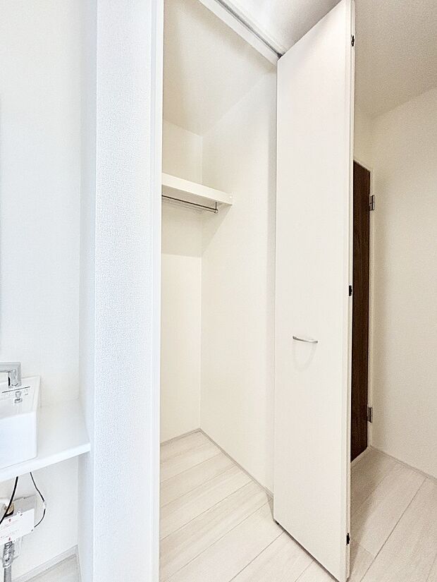 洋室のクローゼット。奥行きがあるので厚手の衣類もすっきり収まります。