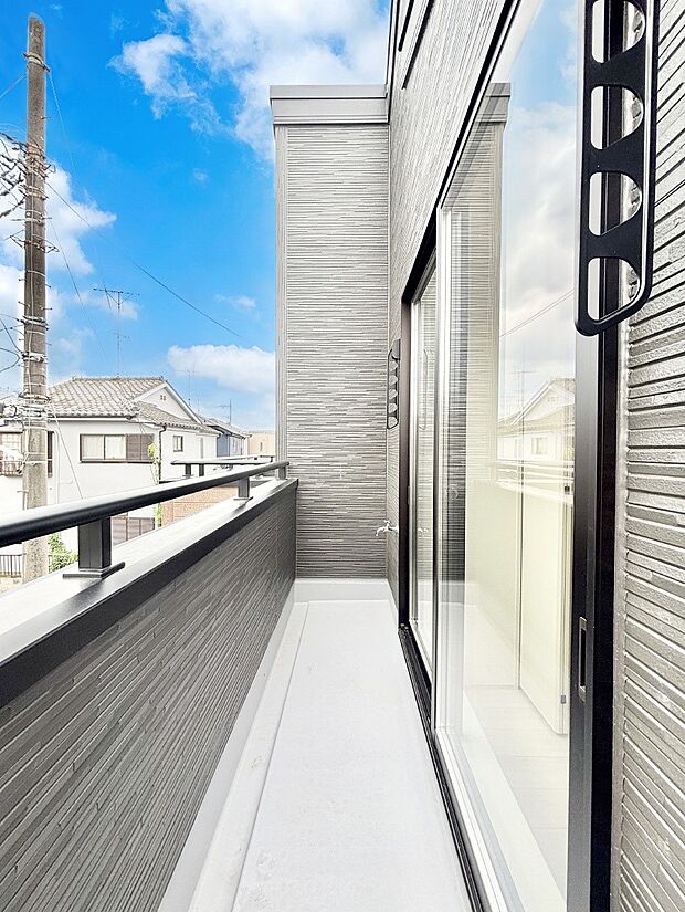 暖かな陽光が降り注ぐバルコニーはお洗濯におすすめ。爽やかな風も心地よいです。