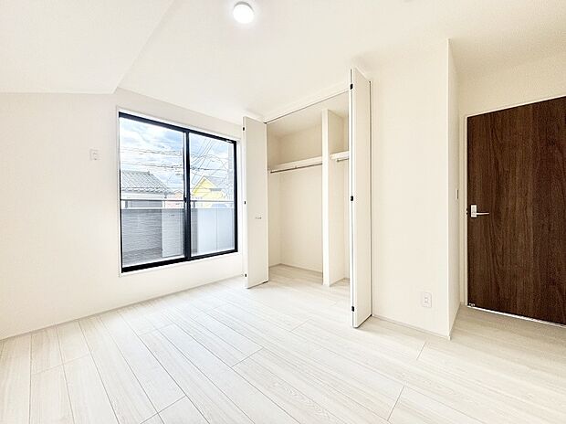 明るいバルコニーサイドに洋室を設置。目覚めの良い寝室に。