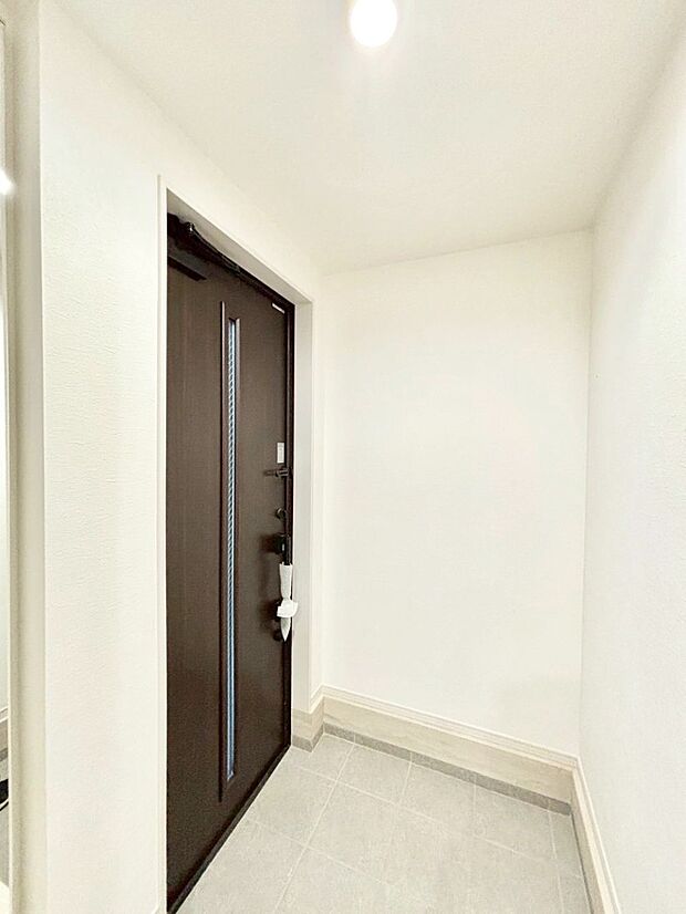 ガラススリットの入った玄関ドアが室内に光を届けてくれます