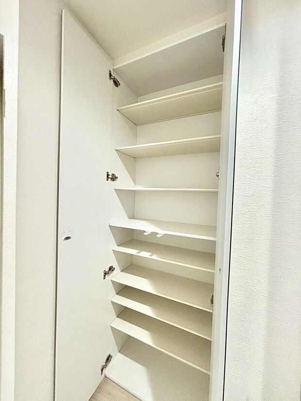 散らかりがちな玄関もスッキリの玄関収納付