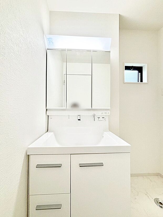 清潔感のある快適空間です。毎日の身支度も気持ち良くお使い頂けます。