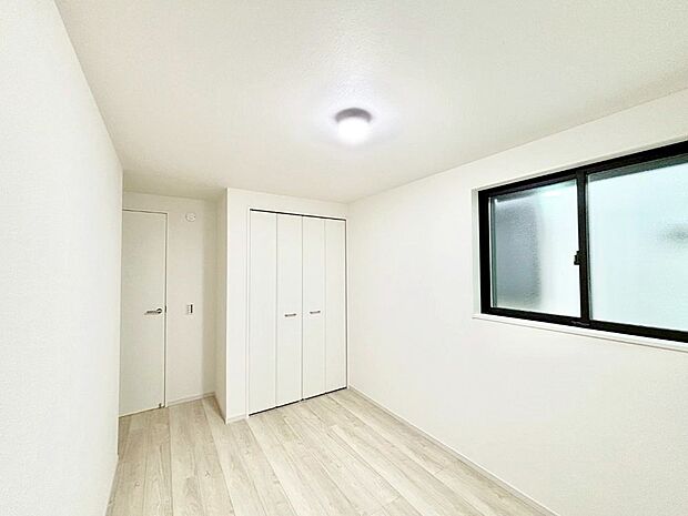 窓からのやさしい光が心地よいプライベートルーム