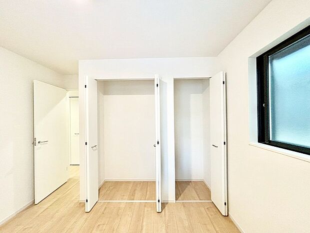 洋室のクローゼット。奥行きがあるので厚手の衣類もすっきり収まります。