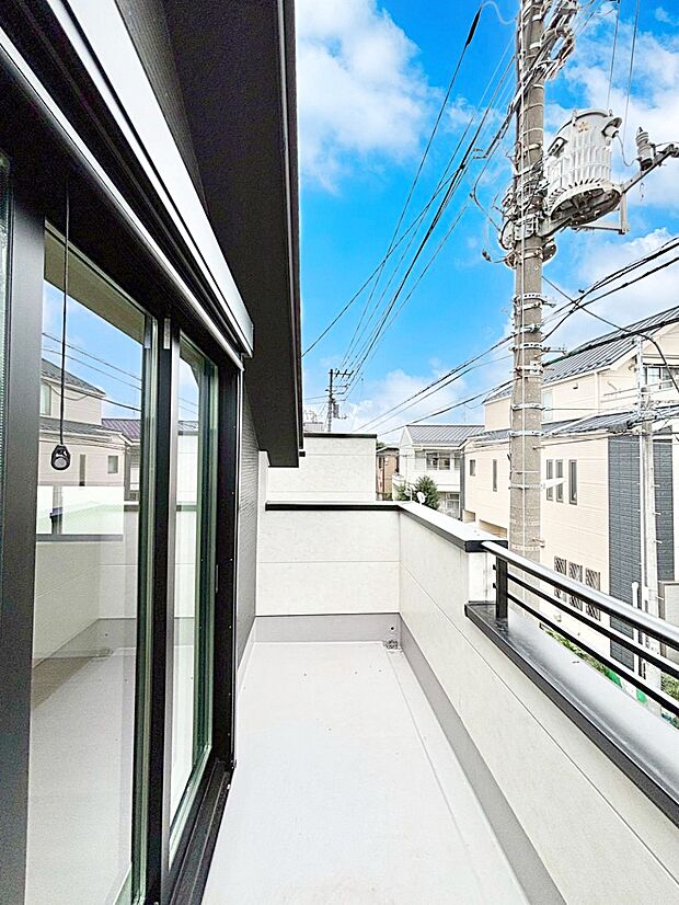 広々バルコニーでお洗濯物が気持ちよく乾きます。