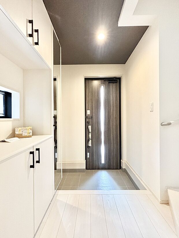 明るい玄関はお客様をお出迎えするのにぴったりです!