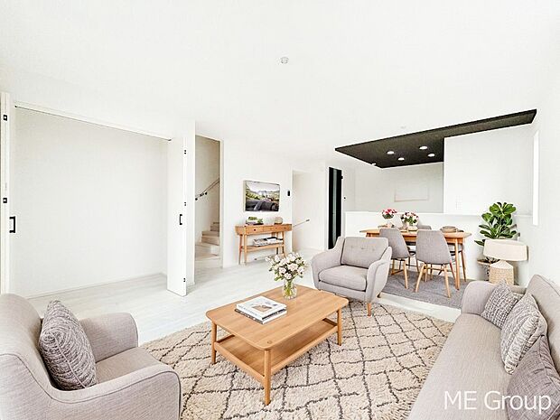 家族の和やかな会話が聞こえてきそう。開放感のあるリビングです。※家具はCGです