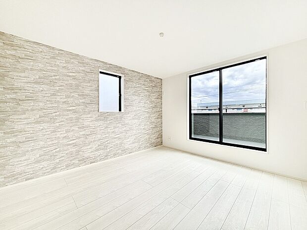 バルコニーが開放感をプラスしてくれる洋室