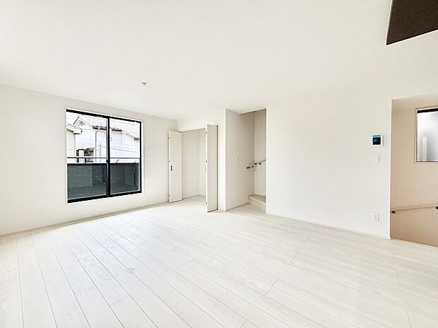 明るい陽光が注ぎ、寛ぎの雰囲気に満たされるダイニング。   