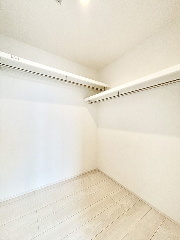 ウォークインクローゼット付きで生活空間を広く利用できます。