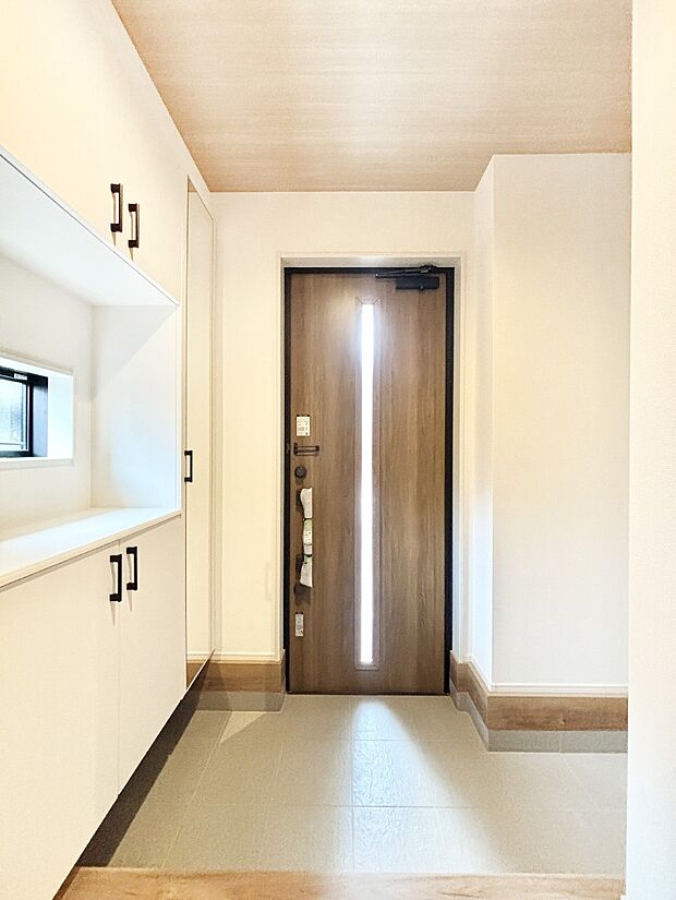 明るい玄関はお客様をお出迎えするのにぴったりです!