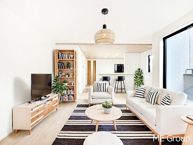 家族の和やかな会話が聞こえてきそう。開放感のあるリビングです。※家具はCGです