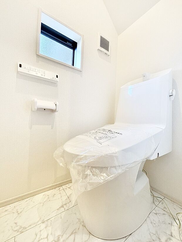 明るく清潔感のあるトイレです。