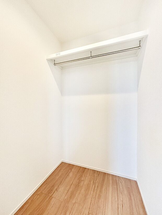 ウォークインクローゼット付きで生活空間を広く利用できます。